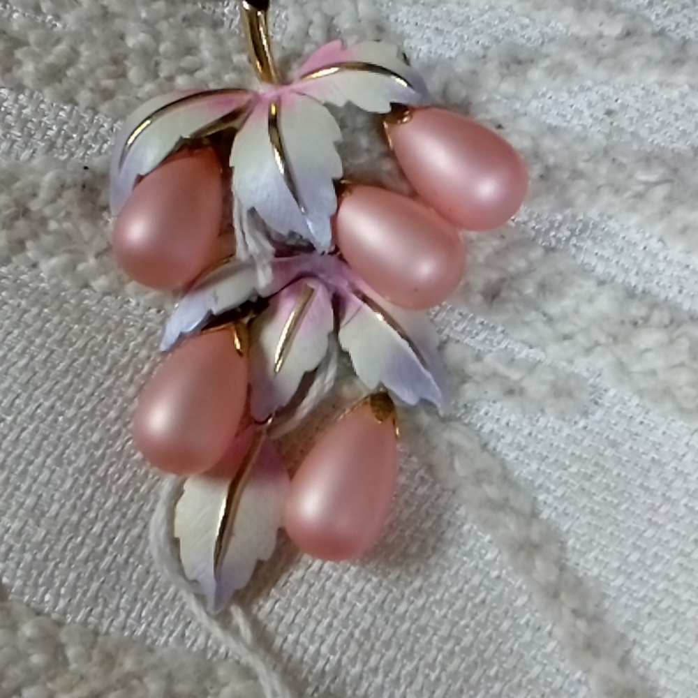 Vintage Park Lane cachobone pink brooch